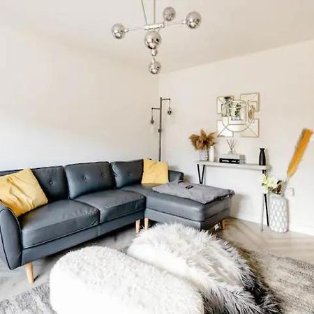 Stunning Private Room In A Home - Bathroom & Parking! Salford  Exterior photo