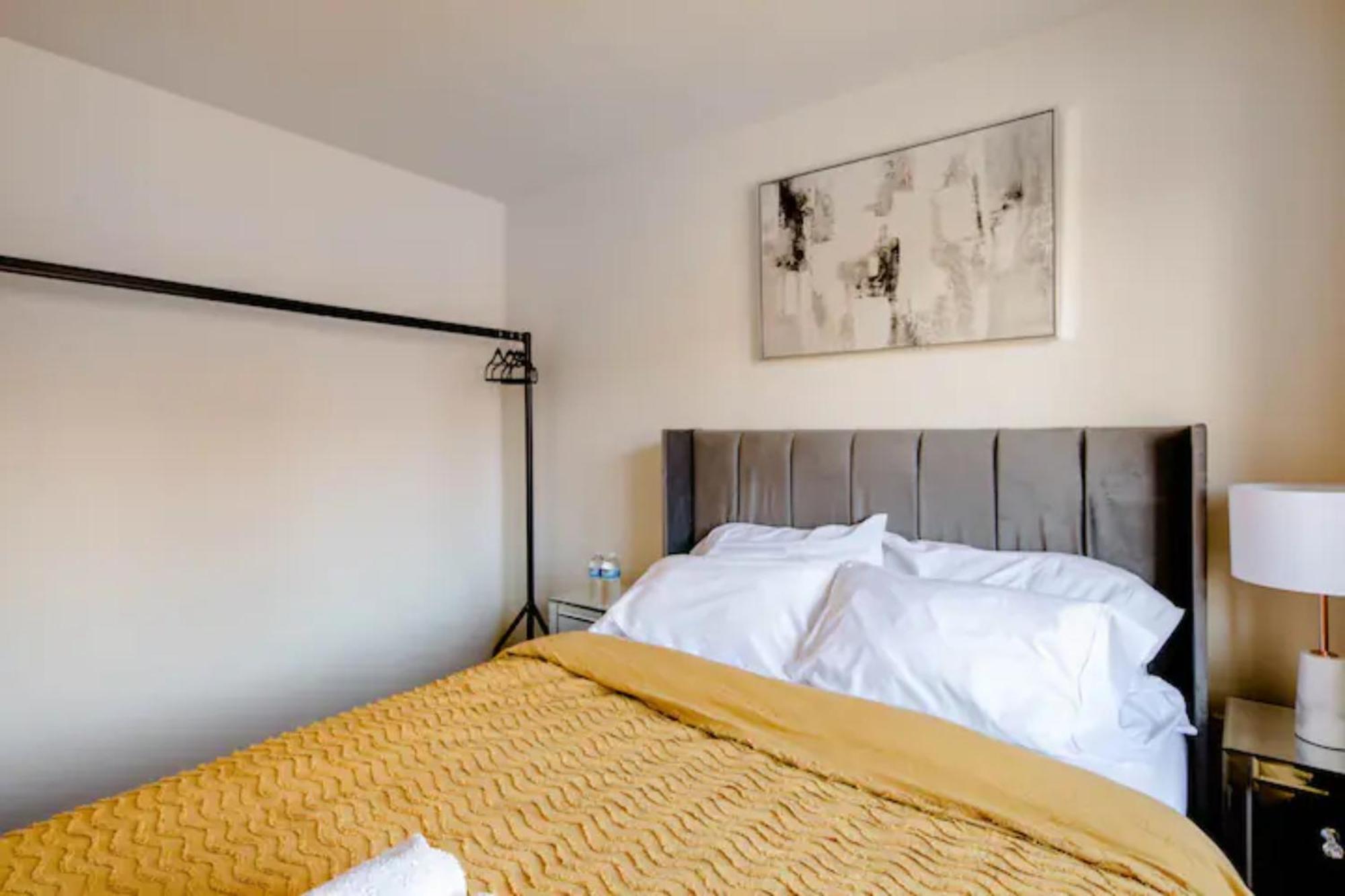 Stunning Private Room In A Home - Bathroom & Parking! Salford  Exterior photo