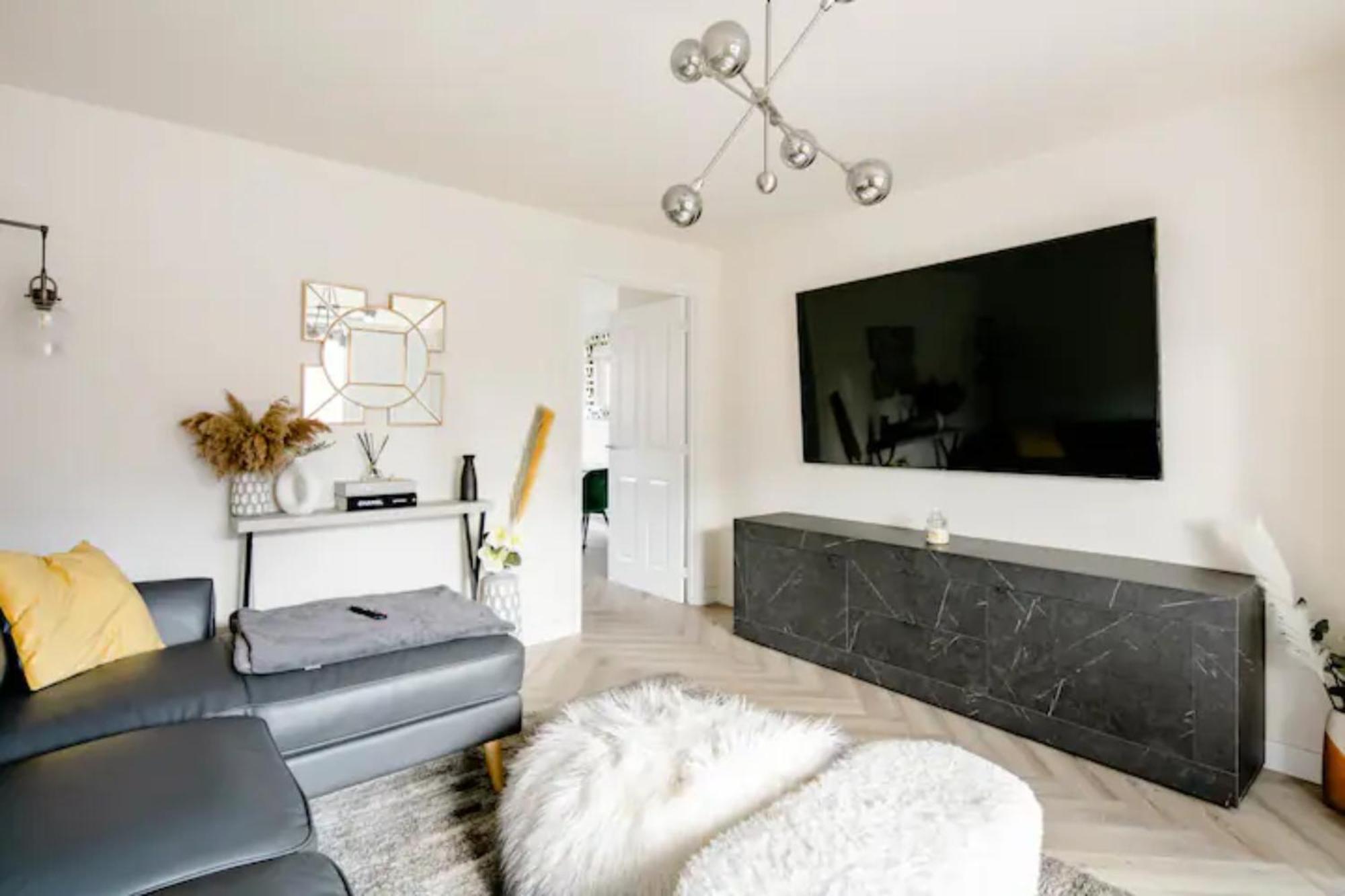 Stunning Private Room In A Home - Bathroom & Parking! Salford  Exterior photo